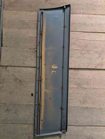 Продам молдинг передней правой двери (листва) Мерседес W124 Донецк