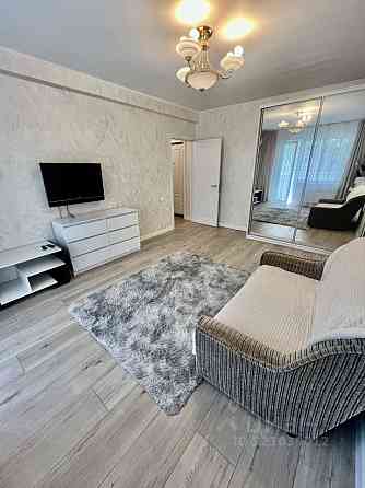 Сдается: 2-комнатная квартира Общая площадь 64 м² Кухня 14 м² Этаж: 4/5 Район: Калининский Донецк