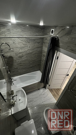 сдается: Двухкомнатная квартира Район: Калининский район Рядом есть продуктовый магазин,остановка Донецк - изображение 2