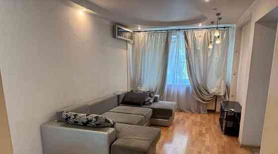 Сдаетcя уютная и светлaя трехкомнатная квaртиpа в Киевском районе около Донбасс арены Донецк