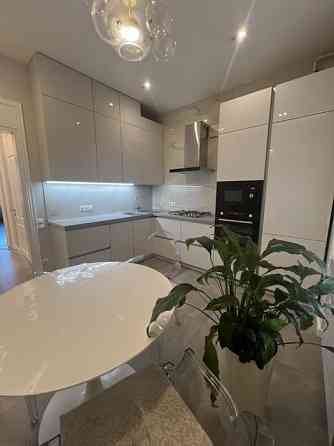 Сдаётся двухкомнатная квартира Ворошиловский район Крытый рынок Этаж: 3/9, первые этажи магазины Донецк