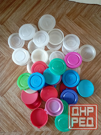 Крышки пластиковые 50 шт Макеевка - изображение 1