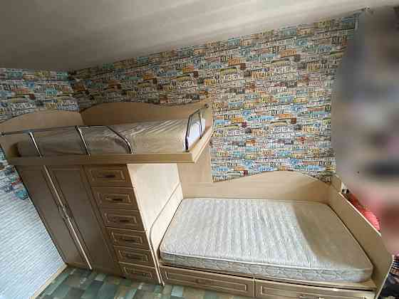 Продам детскую двухъярусную кровать со встроенным шкафом и полками Донецк