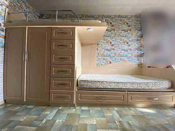 Продам детскую двухъярусную кровать со встроенным шкафом и полками Донецк