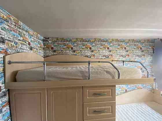 Продам детскую двухъярусную кровать со встроенным шкафом и полками Донецк