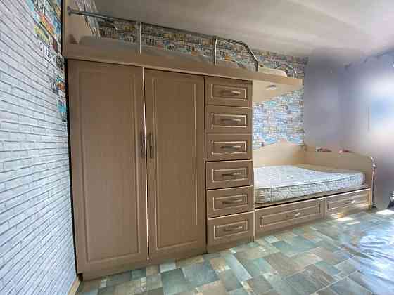 Продам детскую двухъярусную кровать со встроенным шкафом и полками Донецк