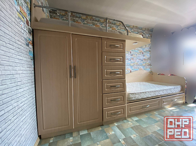Продам детскую двухъярусную кровать со встроенным шкафом и полками Донецк - изображение 1