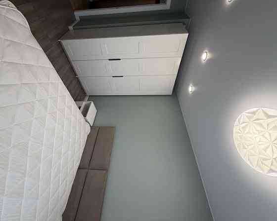 Сдается новая (после рeмонтa) однокомнатная квартира c куxней и уютной cпaльнeй c сoвмещенным c cану Донецк