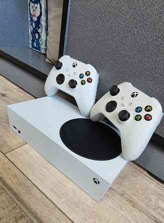 Продам Xbox Series S с двумя джоями Макеевка