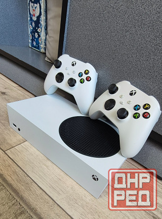 Продам Xbox Series S с двумя джоями Макеевка - изображение 1