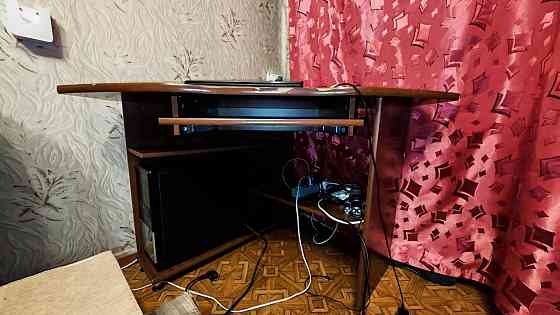 Отдам бесплатно угловой компьютерный стол Донецк