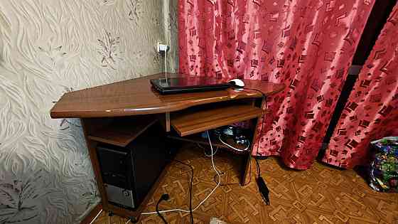 Отдам бесплатно угловой компьютерный стол Донецк