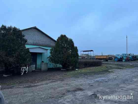 Продаётся почти даром 500 гектар пахатных угодий чистого чернозёма и база 2.5 га, со всей техникой. Старобешево