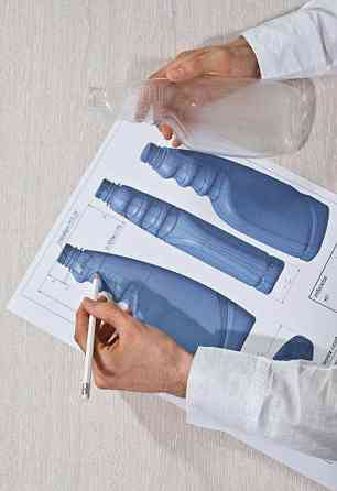 Разрабатывает дизайн и чертежи для пэт бутылок. Воронеж