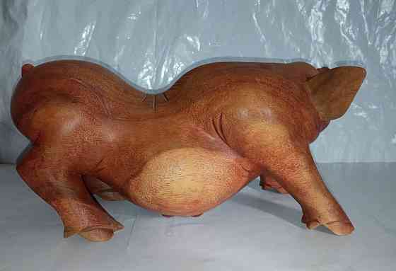 Большая деревянная скульптура дикая свинья. Донецк