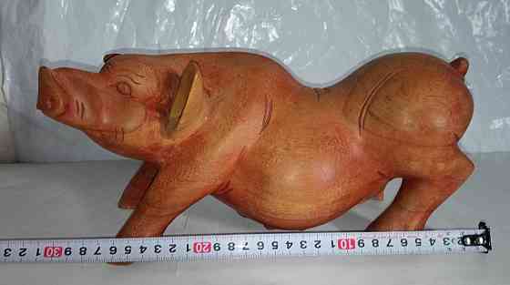 Большая деревянная скульптура дикая свинья. Донецк