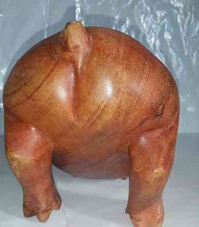 Большая деревянная скульптура дикая свинья. Донецк