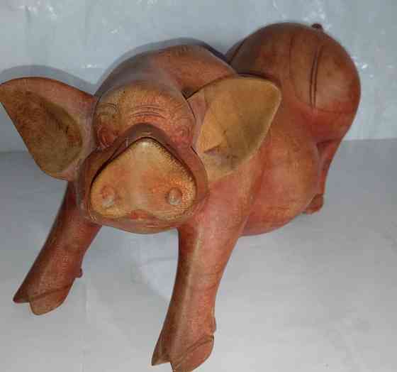 Большая деревянная скульптура дикая свинья. Донецк