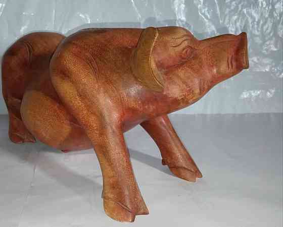 Большая деревянная скульптура дикая свинья. Донецк