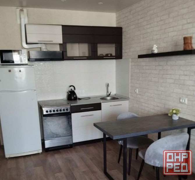 На длительный срок сдается чистая, светлая квартира-студия в Ворошиловском районе Донецка Донецк - изображение 1