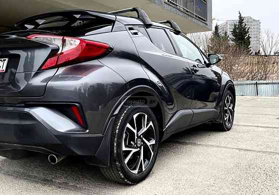 Продам Тойоту СHR год выпуска 2021 бензин атмосферный двигатель обьем 2л Донецк