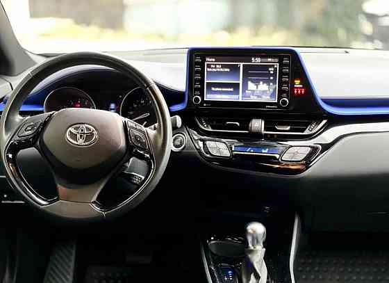 Продам Тойоту СHR год выпуска 2021 бензин атмосферный двигатель обьем 2л Донецк