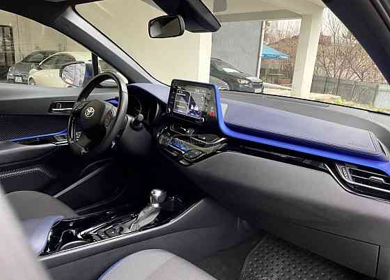 Продам Тойоту СHR год выпуска 2021 бензин атмосферный двигатель обьем 2л Донецк