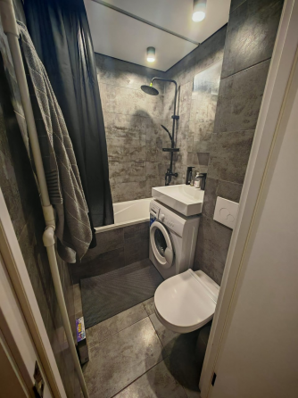 Сдам 1комнатную квартиру 32кв.м просторная светлая. По адресу Артема ул, 116А Донецк