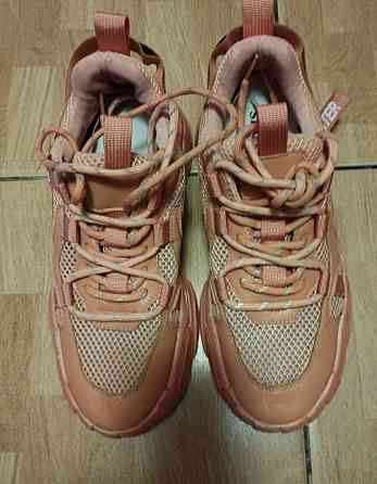 Продам фирменные осенние кроссовки 39р., Донецк