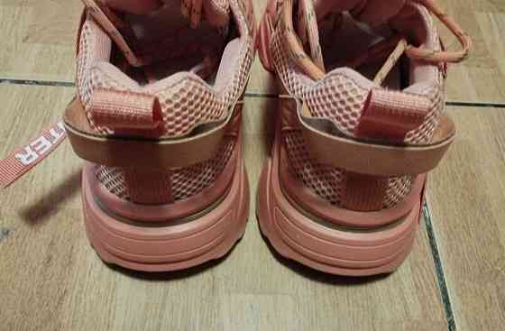 Продам фирменные осенние кроссовки 39р., Донецк