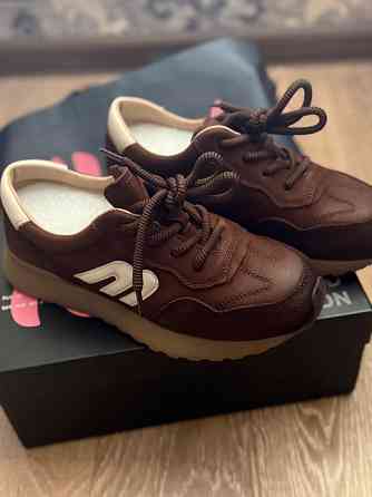 Кроссовки кожа Макеевка