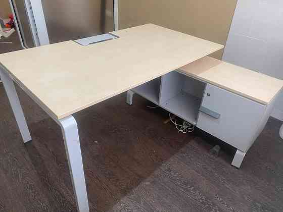 Стол в комплекте с большой вместительной тумбочкой 6000 р. Донецк