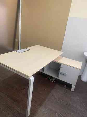 Стол в комплекте с большой вместительной тумбочкой 6000 р. Донецк