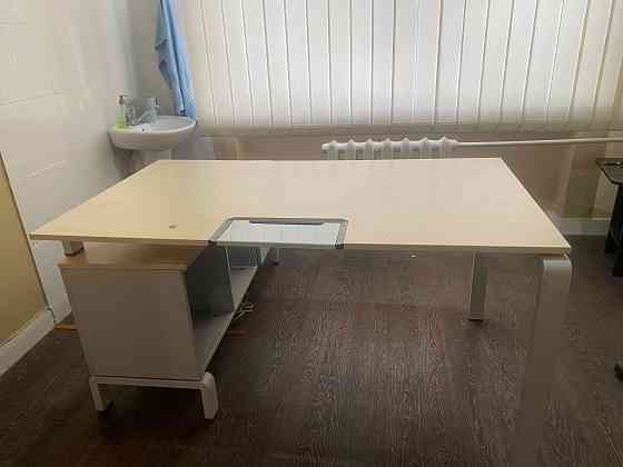 Стол в комплекте с большой вместительной тумбочкой 6000 р. Донецк