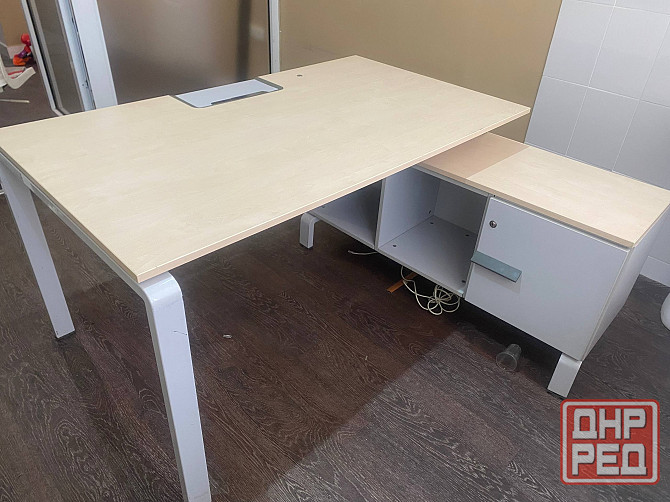 Стол в комплекте с большой вместительной тумбочкой 6000 р. Донецк - изображение 2