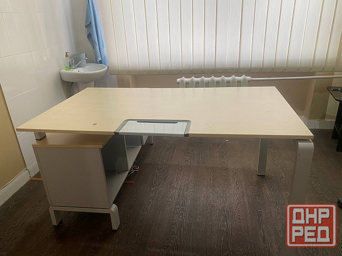 Стол в комплекте с большой вместительной тумбочкой 6000 р. Донецк - изображение 1