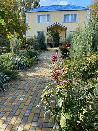 Дом на берегу моря с номерами для отдыхающих Урзуф