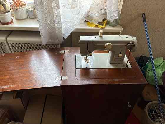 Продаю швейную машинку Макеевка