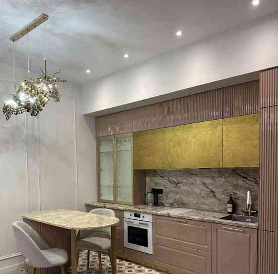 Сдаю двухкомнатную квартиру 55 м² этаж 4/9. город Донецк, Будённовский район, ул. Независимости. Донецк