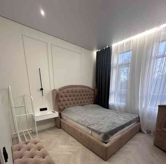 Сдаю двухкомнатную квартиру 55 м² этаж 4/9. город Донецк, Будённовский район, ул. Независимости. Донецк