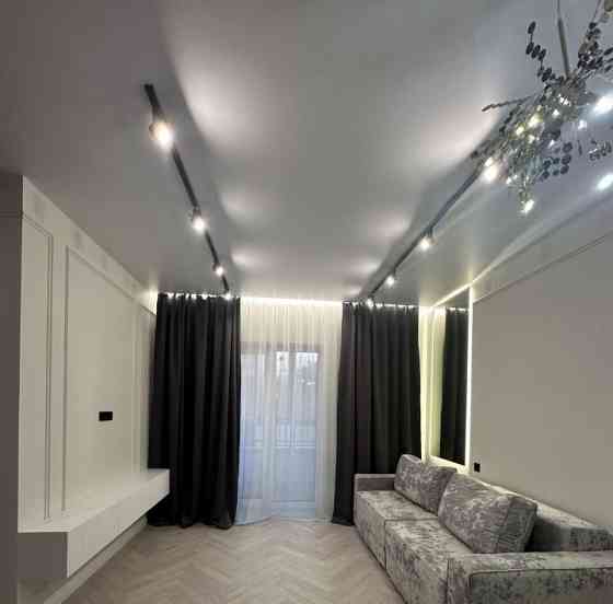 Сдаю двухкомнатную квартиру 55 м² этаж 4/9. город Донецк, Будённовский район, ул. Независимости. Донецк