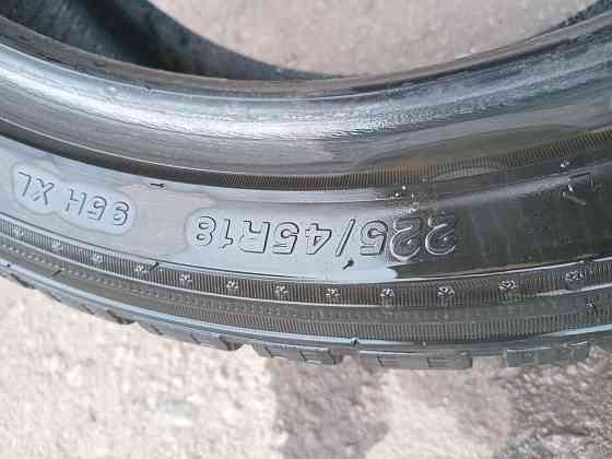 Продаю два ската 235 45 18 на докат Донецк