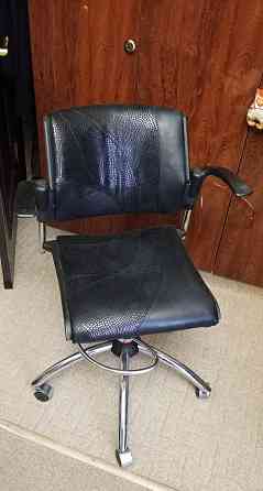 Компьютерное кресло. кожа. Донецк