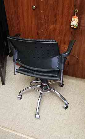 Компьютерное кресло. кожа. Донецк