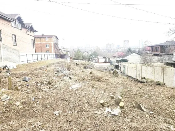 Участок в центре Донецка, ул. Ефремова. Донецк