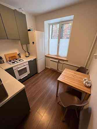 Сдаю двухкомнатную квартиру 56.0 м² этаж 1/5 город Донецк, Ворошиловский район, Щорса, Парк Кованых Донецк