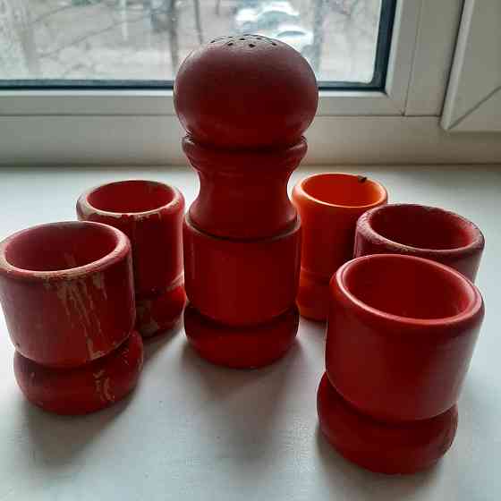 Подставки под яйца с солонкой ,дерево Донецк