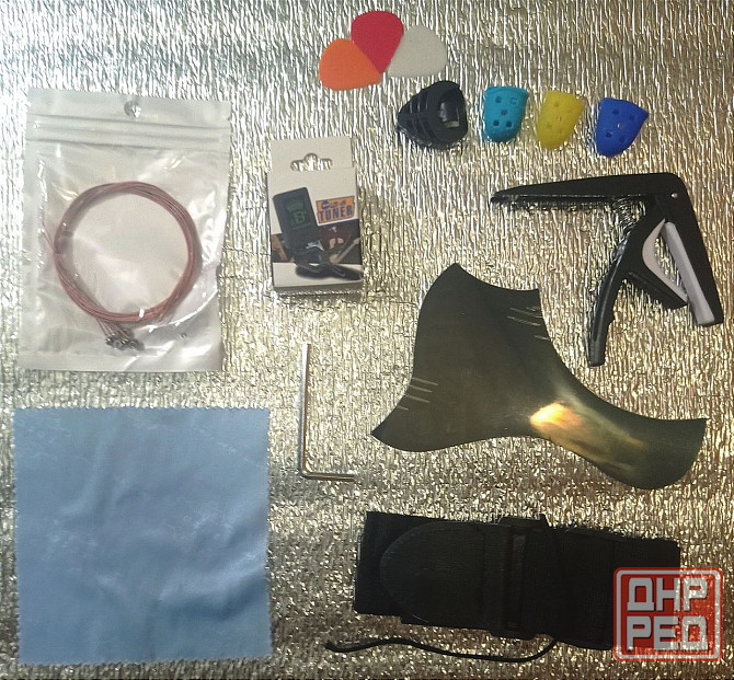 Черная Акустическая гитара MuzLife + комплект Донецк - изображение 6