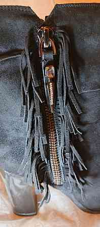 Продаю новые замшевые сапожки (ботильоны с бахромой) черного цвета на каблуке. Донецк