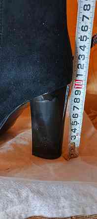 Продаю новые замшевые сапожки (ботильоны с бахромой) черного цвета на каблуке. Донецк